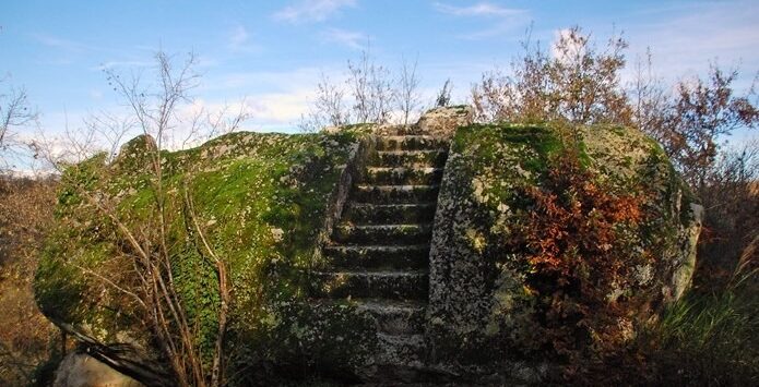 Escursione – La valle dei megaliti e la piccola stonehenge