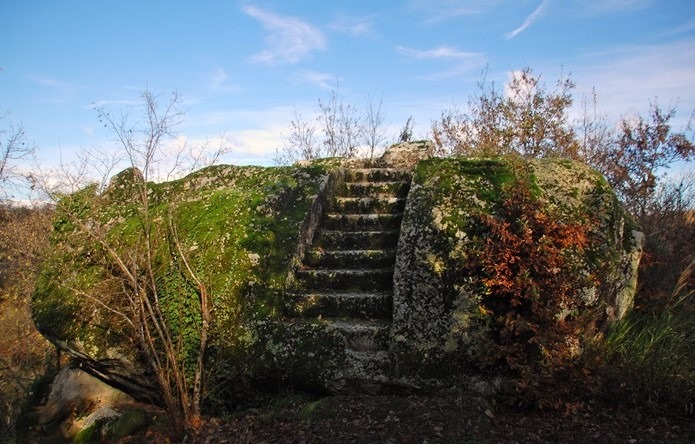 Escursione – La valle dei megaliti e la piccola stonehenge